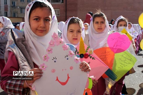 نواختن زنگ هوای پاک در مدرسه نبی‌اکرم یک بهارستان2