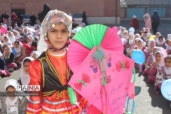 نواختن زنگ هوای پاک در مدرسه نبی‌اکرم یک بهارستان2