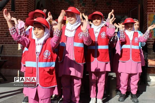 نواختن زنگ هوای پاک در مدرسه نبی‌اکرم یک بهارستان2