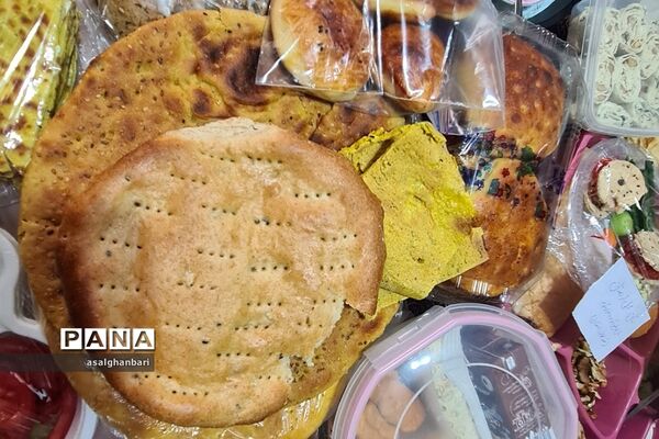 مراسم صبحانه سالم و نان‌های سنتی در هفته بسیج ملی تغدیه در دبستان هموطن یک رودهن