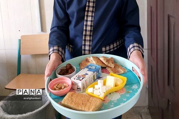مراسم صبحانه سالم و نان‌های سنتی در هفته بسیج ملی تغدیه در دبستان هموطن یک رودهن