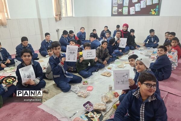 مراسم صبحانه سالم و نان‌های سنتی در هفته بسیج ملی تغدیه در دبستان هموطن یک رودهن