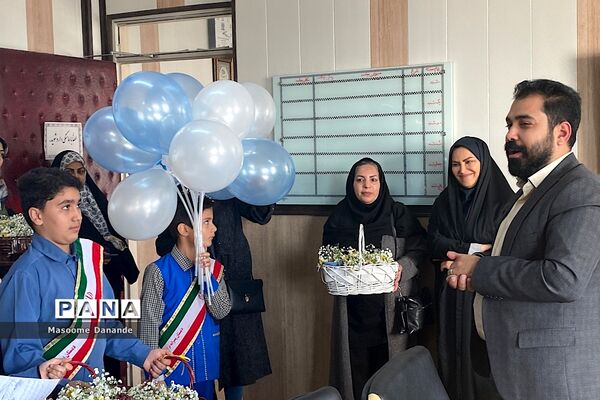 اهدای گل به کارکنان اداره آموزش و پرورش ناحیه یک شهرری به‌مناسبت هفته هوای پاک