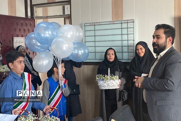اهدای گل به کارکنان اداره آموزش و پرورش ناحیه یک شهرری به‌مناسبت هفته هوای پاک