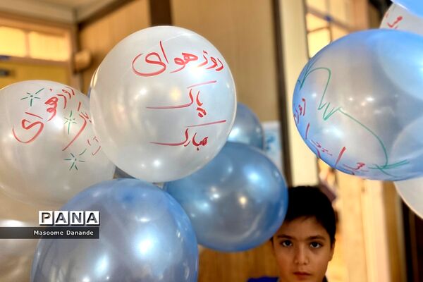 اهدای گل به کارکنان اداره آموزش و پرورش ناحیه یک شهرری به‌مناسبت هفته هوای پاک