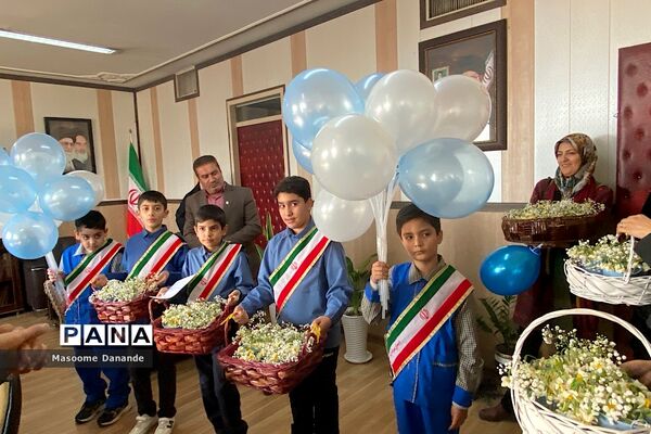 اهدای گل به کارکنان اداره آموزش و پرورش ناحیه یک شهرری به‌مناسبت هفته هوای پاک