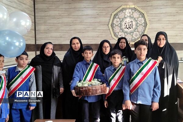 اهدای گل به کارکنان اداره آموزش و پرورش ناحیه یک شهرری به‌مناسبت هفته هوای پاک