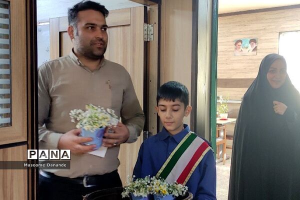 اهدای گل به کارکنان اداره آموزش و پرورش ناحیه یک شهرری به‌مناسبت هفته هوای پاک