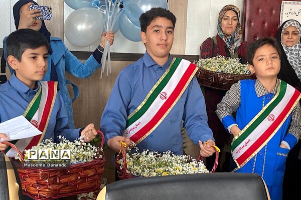 اهدای گل به کارکنان اداره آموزش و پرورش ناحیه یک شهرری به‌مناسبت هفته هوای پاک
