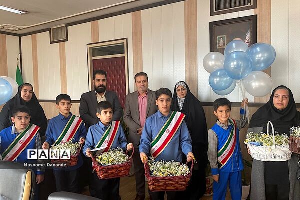 اهدای گل به کارکنان اداره آموزش و پرورش ناحیه یک شهرری به‌مناسبت هفته هوای پاک
