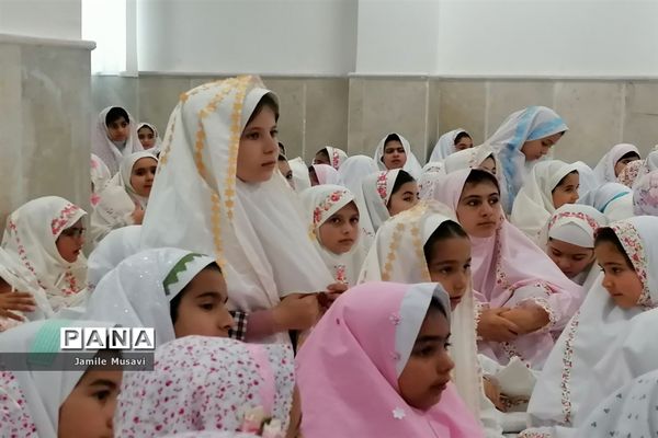 برگزاری مراسم معنوی جشن عبادت دانش‌آموزان دختر شهر فاروج در حوزه علمیه فاطمیه