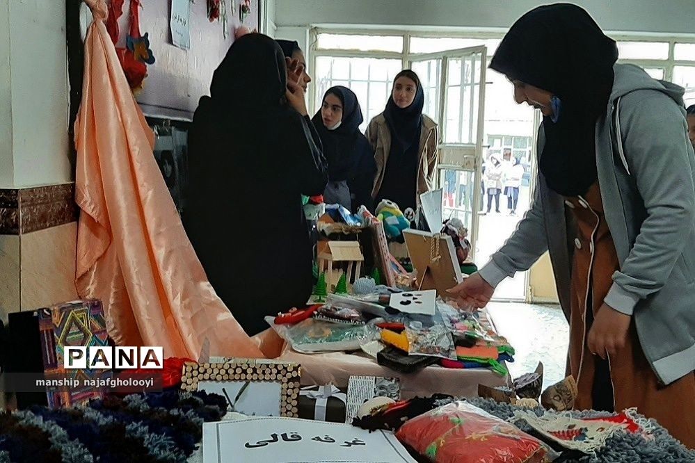 بازارچه هنرهای دستی کار و فناوری در مدرسه شهید شرافت بهارستان دو