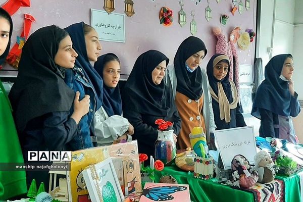 بازارچه هنرهای دستی کار و فناوری در مدرسه شهید شرافت بهارستان دو