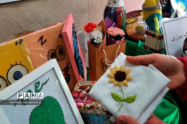 بازارچه هنرهای دستی کار و فناوری در مدرسه شهید شرافت بهارستان دو