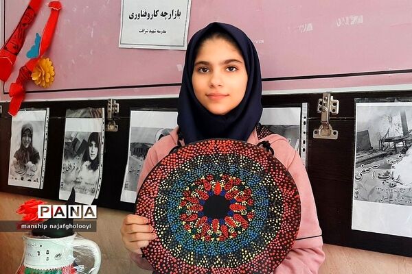 بازارچه هنرهای دستی کار و فناوری در مدرسه شهید شرافت بهارستان دو