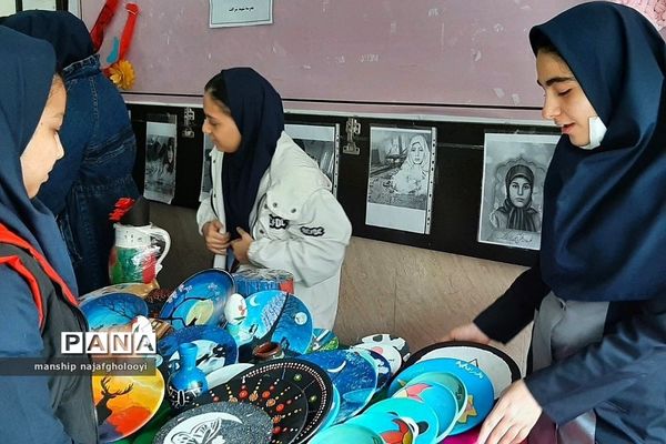 بازارچه هنرهای دستی کار و فناوری در مدرسه شهید شرافت بهارستان دو