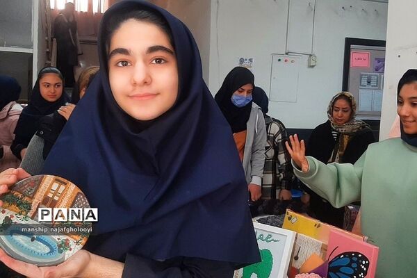 بازارچه هنرهای دستی کار و فناوری در مدرسه شهید شرافت بهارستان دو