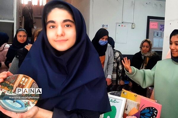 بازارچه هنرهای دستی کار و فناوری در مدرسه شهید شرافت بهارستان دو