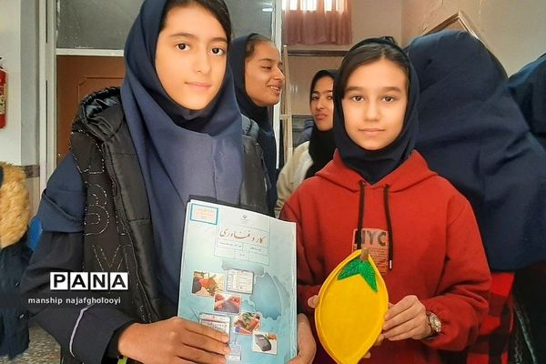 بازارچه هنرهای دستی کار و فناوری در مدرسه شهید شرافت بهارستان دو