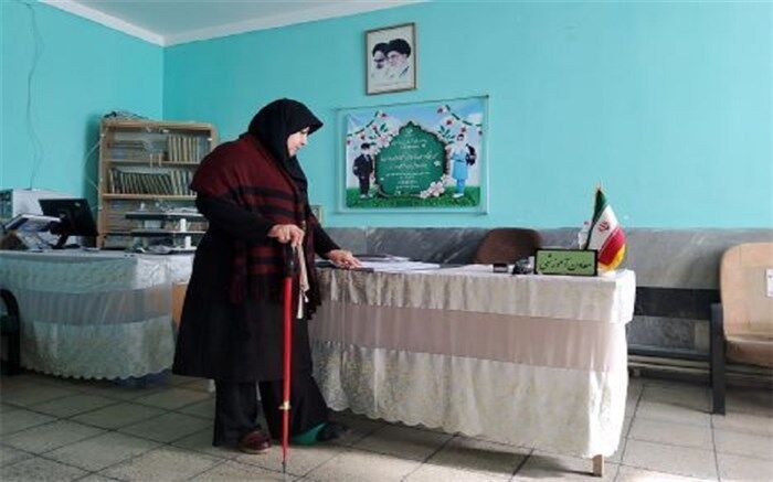 وقتی عشق پای خدمت بیاید، پای گچ‌گرفته را هم به مدرسه می‌رساند