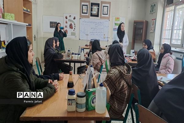 حضور دانش‌آموزان دبیرستان نگین علم و هنر در آزمایشگاه زیست پژوهشسرای دانش‌آموزی شهریار