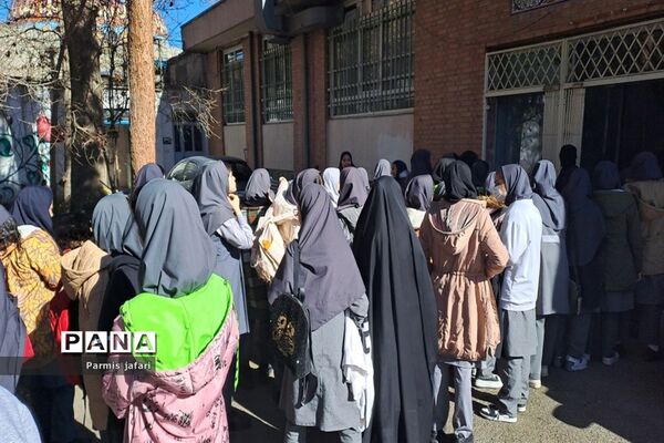 حضور دانش‌آموزان دبیرستان نگین علم و هنر در آزمایشگاه زیست پژوهشسرای دانش‌آموزی شهریار