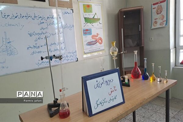 حضور دانش‌آموزان دبیرستان نگین علم و هنر در آزمایشگاه زیست پژوهشسرای دانش‌آموزی شهریار