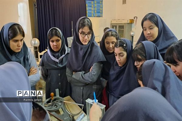 حضور دانش‌آموزان دبیرستان نگین علم و هنر در آزمایشگاه زیست پژوهشسرای دانش‌آموزی شهریار