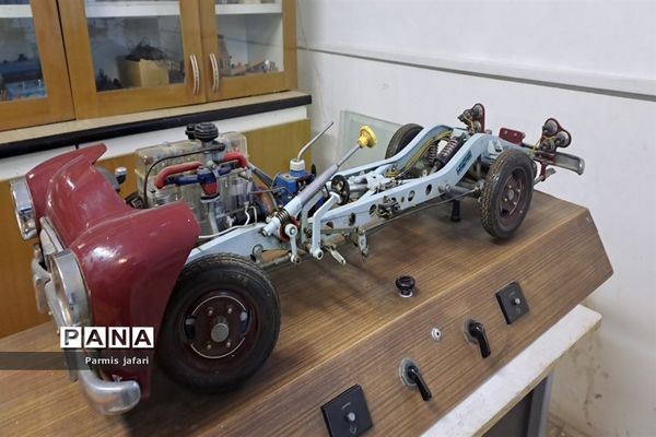 حضور دانش‌آموزان دبیرستان نگین علم و هنر در آزمایشگاه زیست پژوهشسرای دانش‌آموزی شهریار