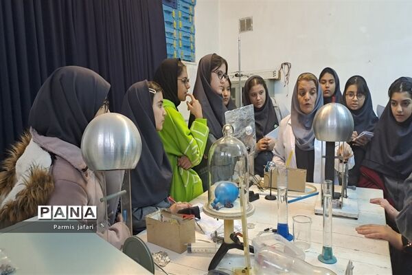 حضور دانش‌آموزان دبیرستان نگین علم و هنر در آزمایشگاه زیست پژوهشسرای دانش‌آموزی شهریار