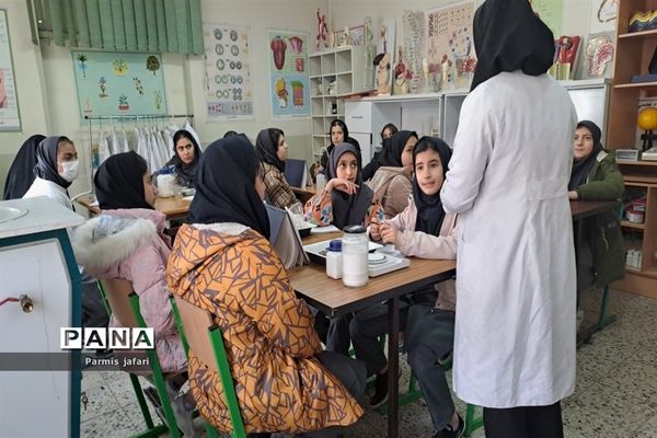 حضور دانش‌آموزان دبیرستان نگین علم و هنر در آزمایشگاه زیست پژوهشسرای دانش‌آموزی شهریار