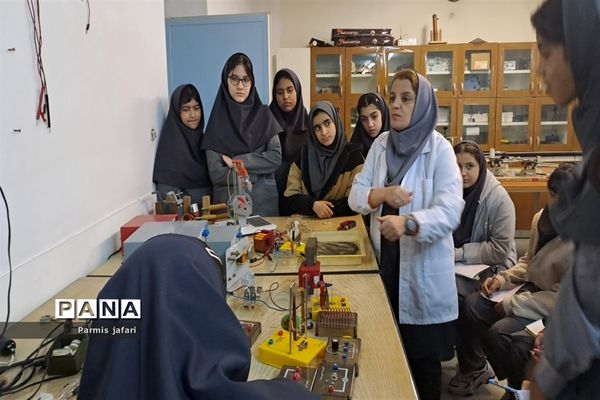 حضور دانش‌آموزان دبیرستان نگین علم و هنر در آزمایشگاه زیست پژوهشسرای دانش‌آموزی شهریار