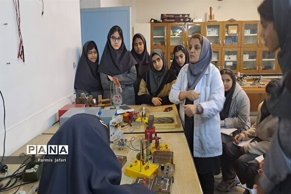 حضور دانش‌آموزان دبیرستان نگین علم و هنر در آزمایشگاه زیست پژوهشسرای دانش‌آموزی شهریار