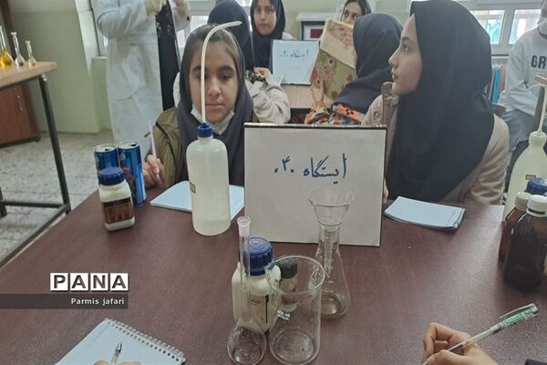 حضور دانش‌آموزان دبیرستان نگین علم و هنر در آزمایشگاه زیست پژوهشسرای دانش‌آموزی شهریار