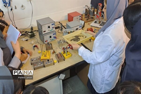 حضور دانش‌آموزان دبیرستان نگین علم و هنر در آزمایشگاه زیست پژوهشسرای دانش‌آموزی شهریار