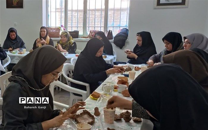 سومین کارگاه توانمند‌سازی هنرهای دستی رشته سفالگری در نیشابور/ فیلم