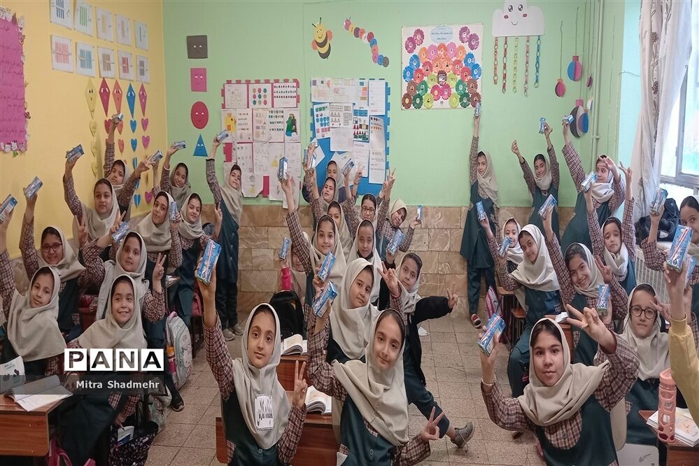توضیع شیر مدارس در دبستان دخترانه همت