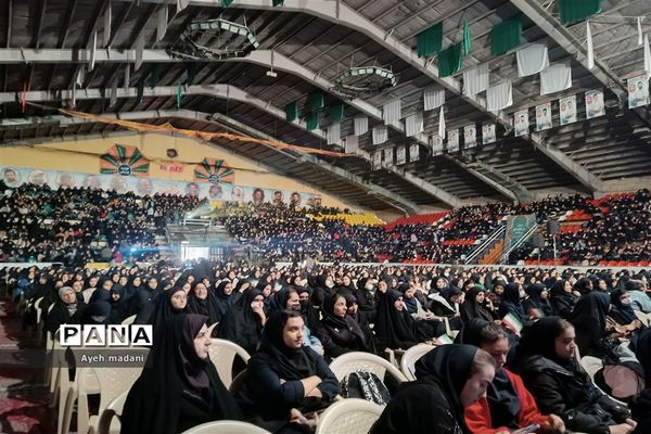 اجتماع ۳۰۰۰ نفری دانش‌آموزان اثرگذار در قالب همایش‌ عظیم‌ رمز‌حضور