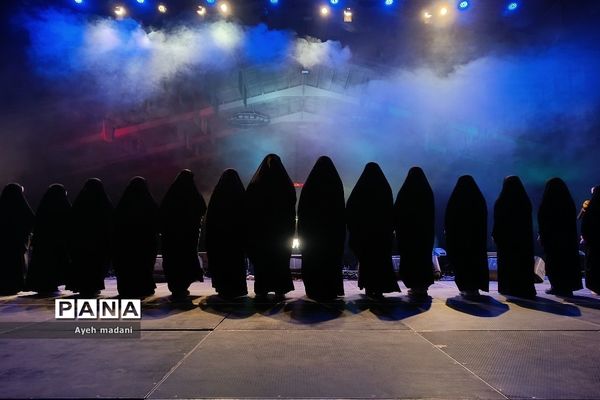 اجتماع ۳۰۰۰ نفری دانش‌آموزان اثرگذار در قالب همایش‌ عظیم‌ رمز‌حضور