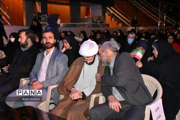 اجتماع ۳۰۰۰ نفری دانش‌آموزان اثرگذار در قالب همایش‌ عظیم‌ رمز‌حضور