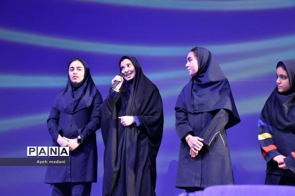 اجتماع ۳۰۰۰ نفری دانش‌آموزان اثرگذار در قالب همایش‌ عظیم‌ رمز‌حضور