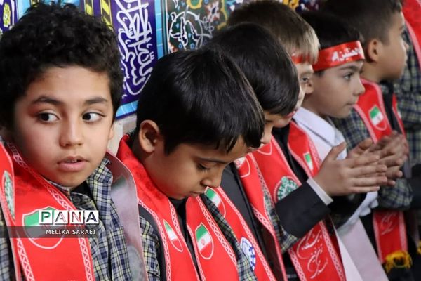 تجلیل دانش آموزان ناحیه یک بهارستان از پاسداران انقلاب اسلامی