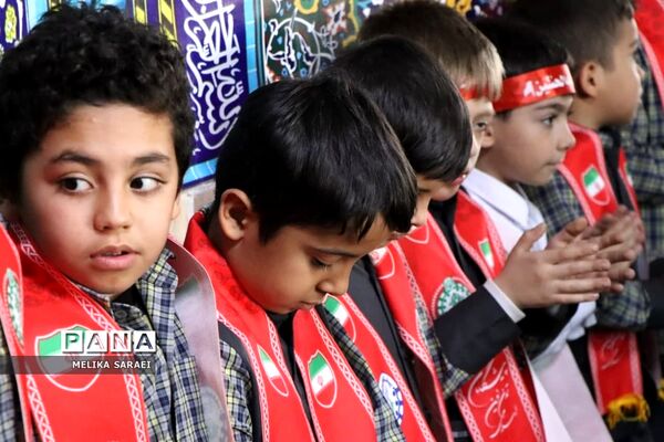 تجلیل دانش آموزان ناحیه یک بهارستان از پاسداران انقلاب اسلامی