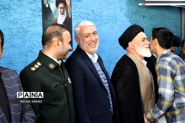 تجلیل دانش آموزان ناحیه یک بهارستان از پاسداران انقلاب اسلامی
