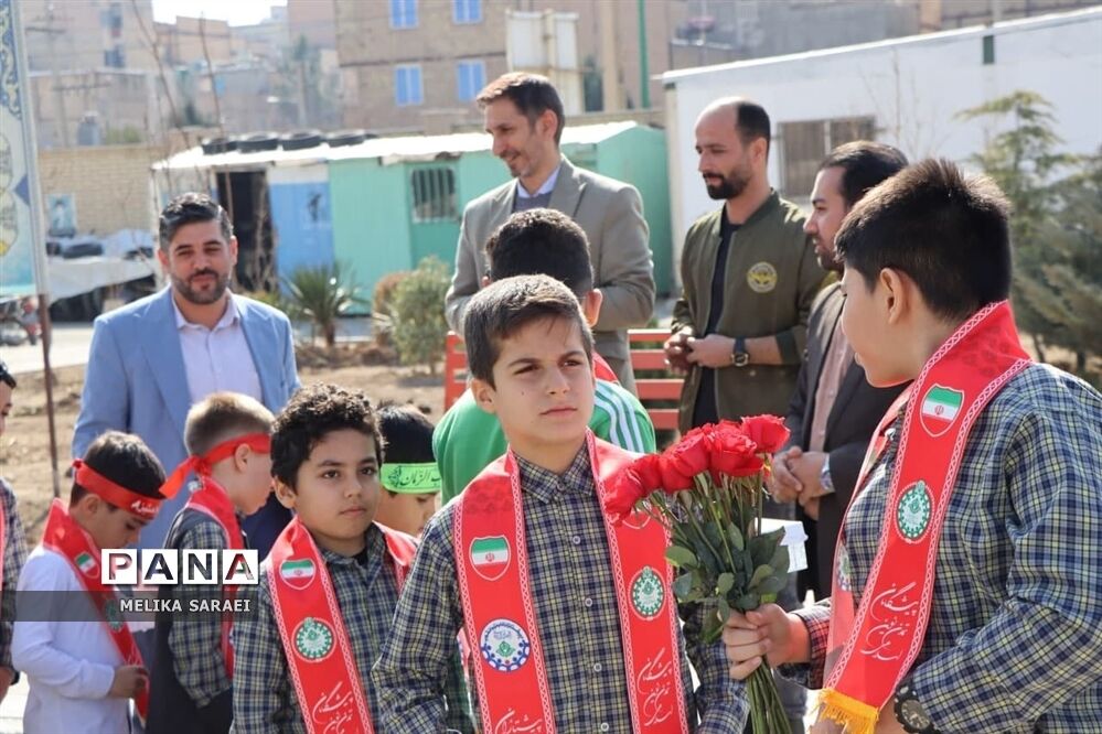 تجلیل دانش آموزان ناحیه یک بهارستان از پاسداران انقلاب اسلامی