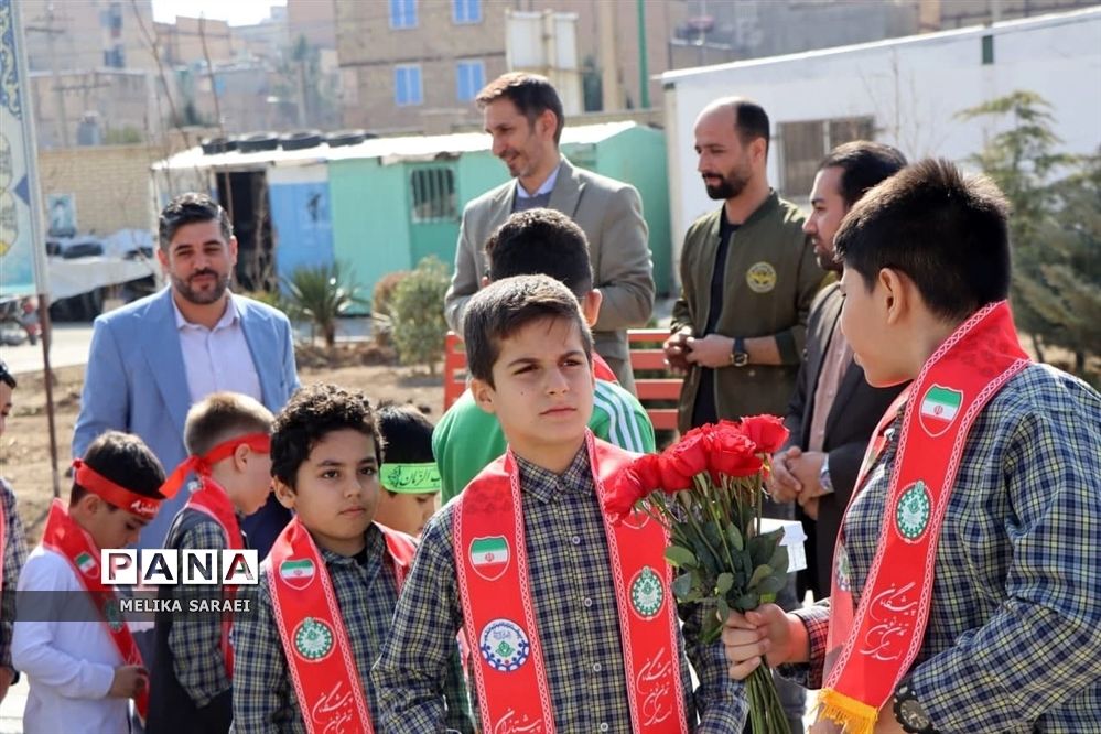 تجلیل دانش آموزان ناحیه یک بهارستان از پاسداران انقلاب اسلامی