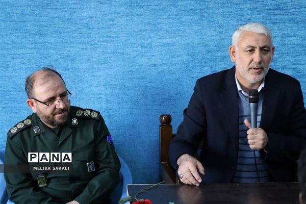 تجلیل دانش آموزان ناحیه یک بهارستان از پاسداران انقلاب اسلامی