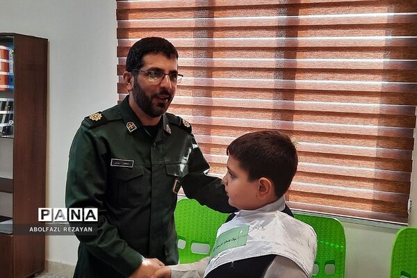 دیدار دانش‌آموزان دبستان پسران آفتاب با پاسداران سپاه ناحیه حضرت روح الله(ره) باقرشهر
