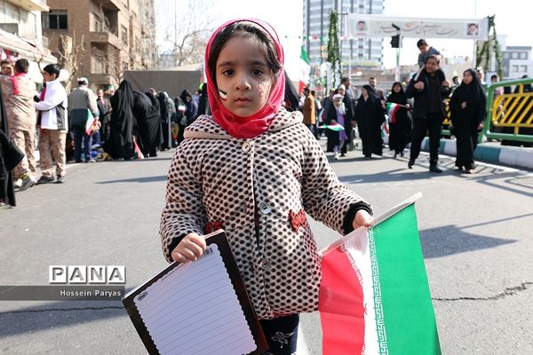 غرفه سازمان دانش‌آموزی و خبرگزاری پانا در مسیر راهپیمایی یوم‌الله ۲۲ بهمن