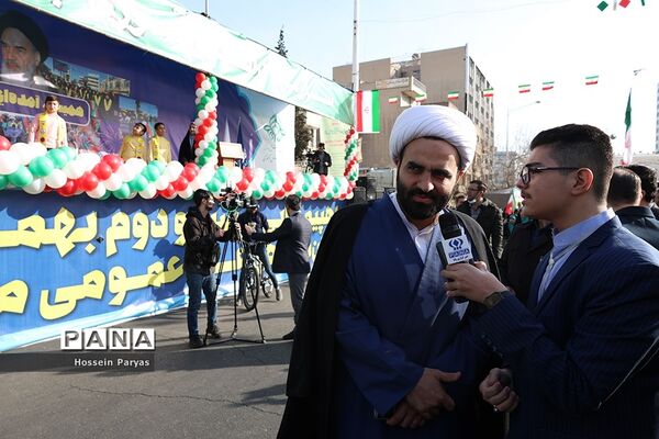 غرفه سازمان دانش‌آموزی و خبرگزاری پانا در مسیر راهپیمایی یوم‌الله ۲۲ بهمن